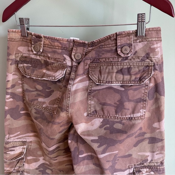 Women’s Old Navy Camouflage Cargo Pants wide leg Distressed 10R - Picture 7 of 16
